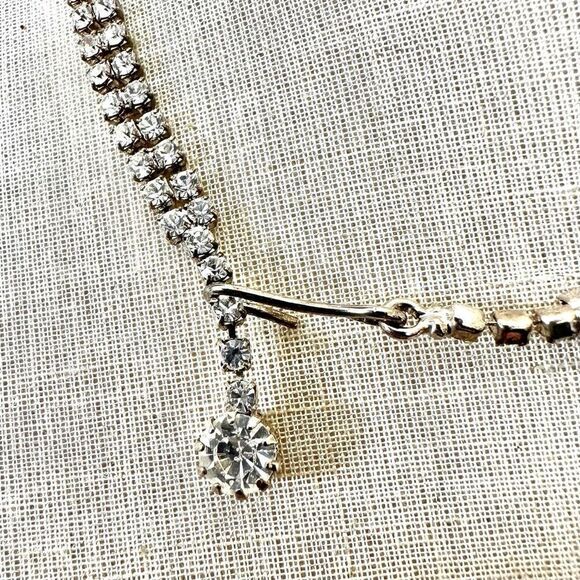 Elegant Silver Teardrop Necklace - Picture 4 of 7